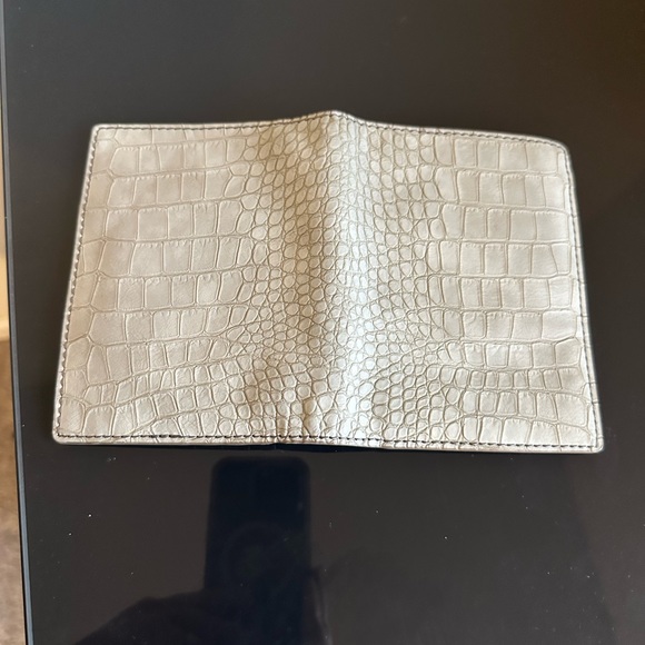 Fossil White passport case - Picture 3 of 3